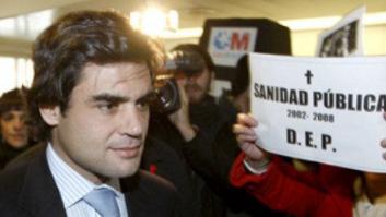 El juez admite la querella a los exconsejeros de Sanidad de Madrid Lamela y Güemes por la privatización