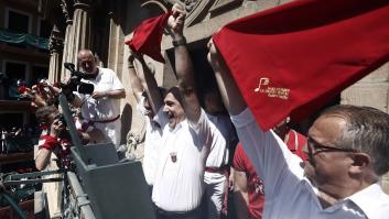 La Policía impide a ediles de Bildu y Geroa Bai desplegar una ikurriña durante el chupinazo de San Fermín