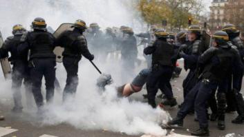 La policía dispersa con gases y cargas una manifestación en el centro de París