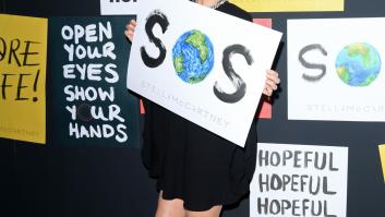 El truco sostenible de Stella McCartney para mantener la ropa limpia sin meterla en la lavadora