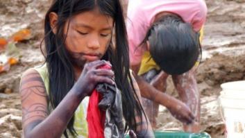 Mosquitos, arte y lodo: la Ruta Quetzal BBVA visita tribus indígenas en Panamá