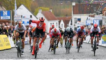 Cees Bol, el crío que se enamoró del ciclismo entrenando con el equipo de su hermana, el último en la etapa del Tour