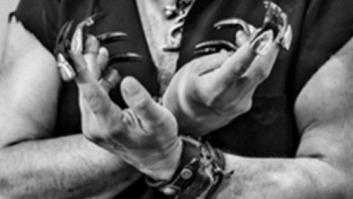 Un peluquero español conquista la red con sus métodos "medievales"