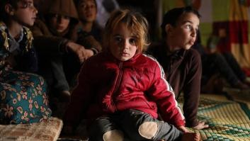 Habitantes de Lesbos tratan de impedir el desembarco de una lancha con varios niños refugiados