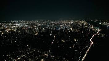 Las impresionantes imágenes aéreas de Manhattan a oscuras por un apagón masivo