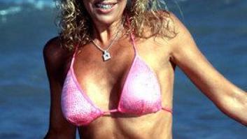 A sus 60 años, Ana Obregón sigue fiel a su posado de verano (FOTOS)