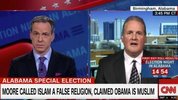 Millones de personas han visto ya a este periodista de la CNN dejar en ridículo a este político