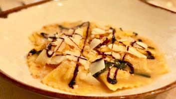 Ravioli relleno de quesos, mantequilla y tomillo limonero