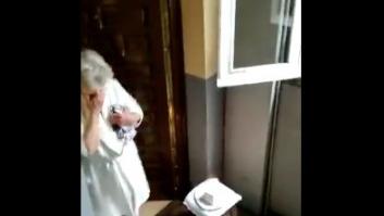 La felicitación de unos vecinos de Lavapiés en plena cuarentena a una señora a la que podrían desahuciar