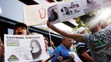 Jóvenes del PP arropan a Cospedal y se encaran con afectados por las preferentes