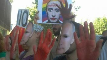 Decenas de personas protestan frente a la embajada de Rusia en Madrid: "¡Homofobia asesina!"