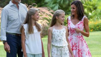 El llamativo detalle en esta foto del posado de los reyes en Marivent: mira a las infantas