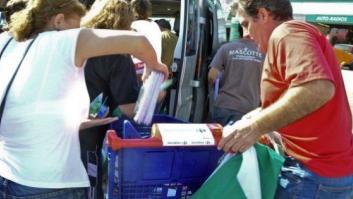 El SAT reparte entre familias sin recursos el material escolar que se llevó de un Carrefour