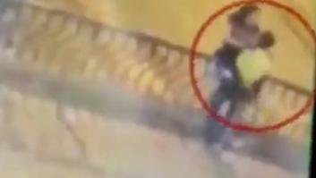 Muere una pareja tras caer al vacío desde un puente mientras se besaban