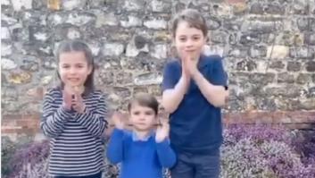 La familia real británica se suma al aplauso a los sanitarios