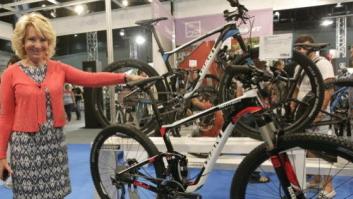 Esperanza Aguirre dice que "ojalá" los alcaldes quiten su coche oficial y vayan en bicicleta