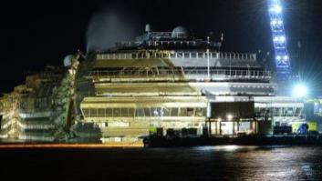 Enderezado el Costa Concordia tras casi un día de trabajos de reflote (FOTOS)