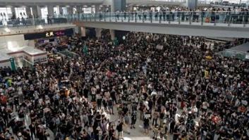 La policía carga contra los manifestantes en el aeropuerto de Hong Kong el segundo día de bloqueo