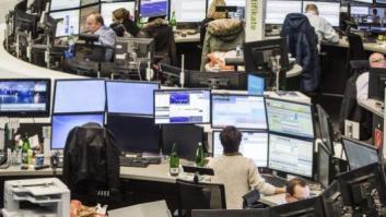 Claves que explican el batacazo bursátil: caída del yuan, petróleo (y tres más)