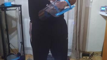 De estar afectado por un ERTE a fabricar pantallas protectoras en casa: "Puedes salvar vidas"
