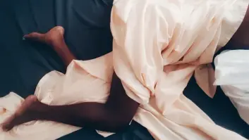 Por qué te es imposible dormir sin sábana aunque haga un calor del demonio