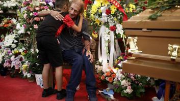 Cientos de personas arropan al viudo de El Paso que temía quedarse solo en el funeral
