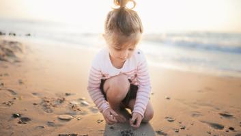 12 juegos para entretener a los niños en la playa sin necesidad de palas ni cubos