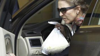 La infanta Elena visita al rey al hospital tras su operación de cadera y le lleva... ¿un melón?