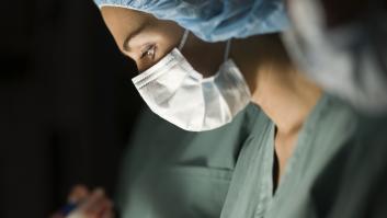 Una enfermera muestra el kit sexual que ha recibido por su trabajo durante la pandemia