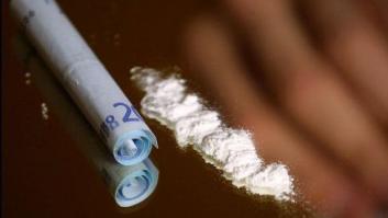 La policía detiene a un joven bajo los efectos de las drogas... Que intentaba arreglar un pinchazo de su coche con tiritas