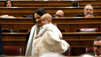 Polémica por la decisión de Bescansa de acudir al Congreso con su bebé