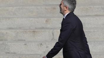 Llama a la policía, confiesa que es carterista y pide ayuda porque no le dejan entrar al metro