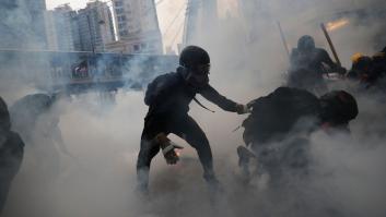 Los manifestantes de Hong Kong tumban torres de reconocimiento facial y la Policía les lanza gases lacrimógenos