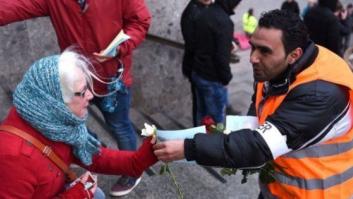 Grupos de refugiados regalan flores a los ciudadanos tras las agresiones a mujeres en Alemania
