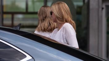 La infanta Cristina y tres de sus hijos acuden al hospital a visitar al rey