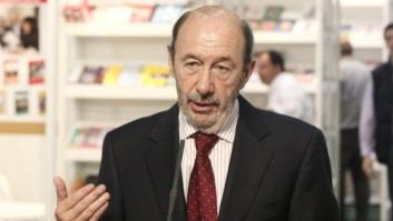 Rubalcaba dice que el Gobierno es "torpe y mentiroso" y que el PP "lleva 20 años en B"