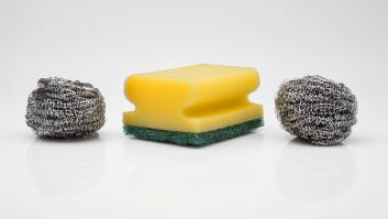 El importante aviso de la OCU sobre los estropajos de tu cocina