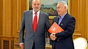 Lo que el rey Juan Carlos le dijo a Cayo Lara sobre quienes le pasan "la mano por el lomo" en Zarzuela