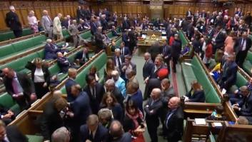 La foto de un político británico que indigna en redes