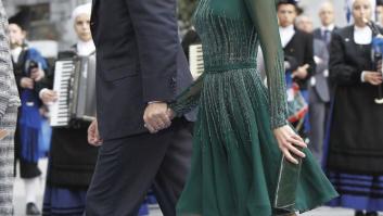 Pitidos y gritos de "¡fuera!" a los príncipes y la reina en Oviedo (VÍDEO)