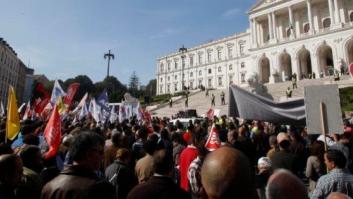 Protestas contra los recortes en Portugal: miles de personas se congregan frente al Parlamento en Lisboa