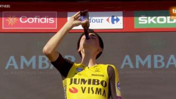 Un ciclista de leyenda: gana la etapa de La Vuelta y hace esto con la cerveza que le dan