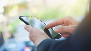 España lanza una seria advertencia a quienes usen móviles en sitios públicos ante la preocupación por la seguridad