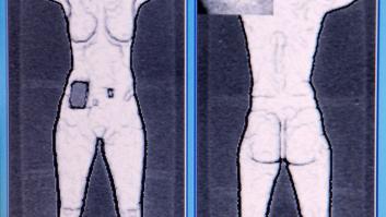 Un vigilante de El Prat, grabado mientras mira su móvil en vez de comprobar el equipaje