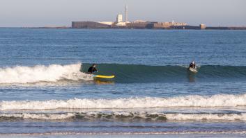 Decenas de surfistas llenan las playas en el primer día de permiso para hacer deporte
