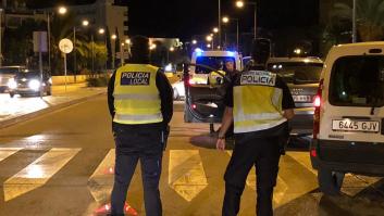 Increíble pero cierto: la DGT pilla a un conductor resolviendo un cubo de Rubik