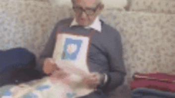 El enfado de un pensionista al enterarse de que su pensión va a subir sólo dos euros (VÍDEO)