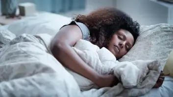 Qué significa si rechinas los dientes al dormir (y cómo solucionarlo)