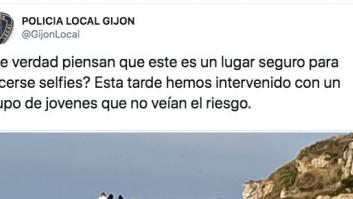 Una foto que pone los pelos de punta: la Policía de Gijón interviene para evitar que este 'selfie' acaba en tragedia