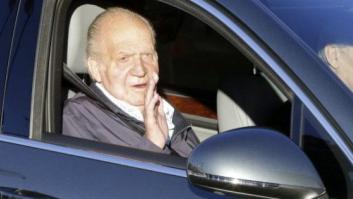 El rey da "unos pasos con apoyos por la habitación" tras su operación